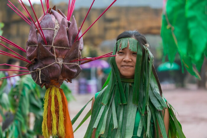 美丽的壮族姑娘,穿着用芭蕉叶做的头饰,裙子,舞起龙舟.