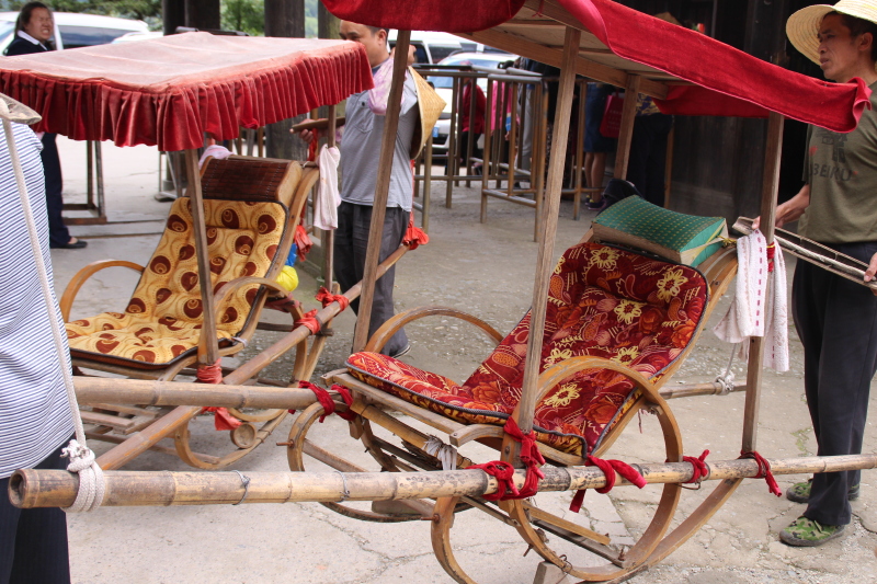 上山挺累的,也有这种人工抬轿子的,但是我感觉比泰山那个轿子还危险