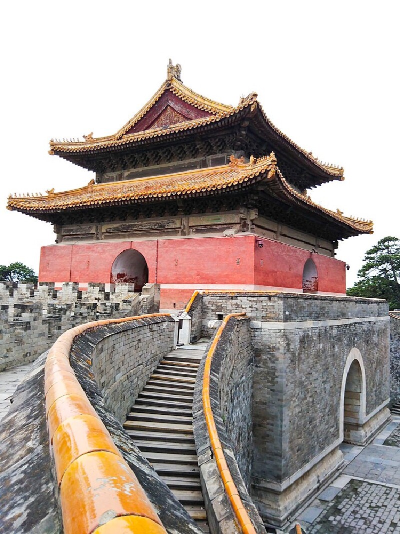 埋葬着雍正帝的泰陵是清西陵的主体建筑,规模最大,体系最完整.