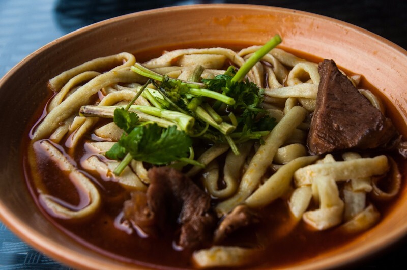 要排队的,大块儿的牛肉炖的非常入味,一大碗绿豆粉足以提供一上午需要