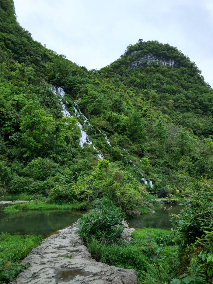 似白虹飢澗,玉龍下山,晴雪飛灘.