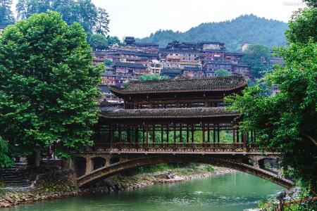 <贵州黄果树瀑布-布依古寨-荔波大小七孔-下司古镇-千户苗寨双飞5日游>上海起止,29人精致小团,升级陆地头等舱,含全部景交,全天豪车接机 <贵州黄果树瀑布-布依古寨-荔波大小七孔-下司古镇-千户苗寨双飞5日游>上海起止,29人精致小团,升级陆地头等舱,含全部景交,全天豪车接机