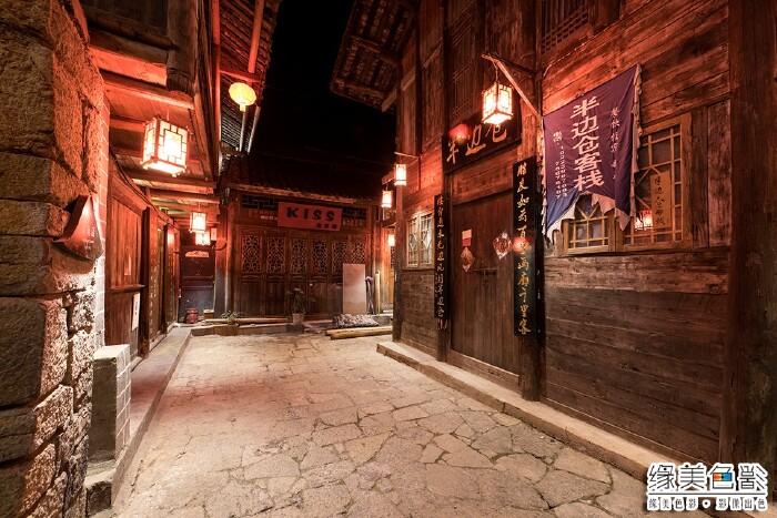 各色各样的灯笼,是这里一道别致的风景,每间店铺客栈都挂上灯笼,照亮