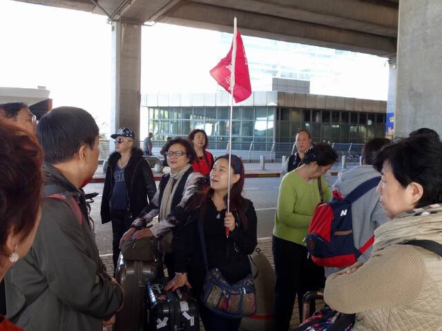 本古里昂国际机场接站大厅里广告不少