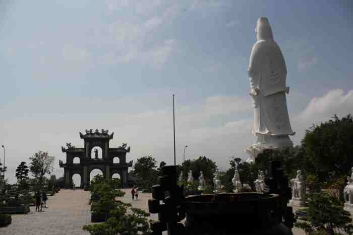 观音的背影,隔着海湾的那边,就是岘港.