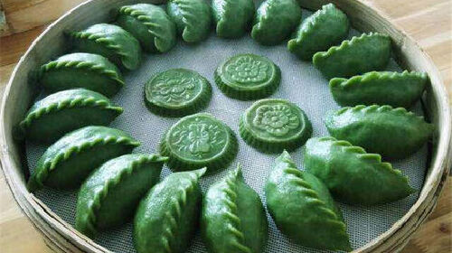 婺源小吃:汽糕(3块钱一份,够一人吃饱),清明果(1块钱一个,用艾叶做的)