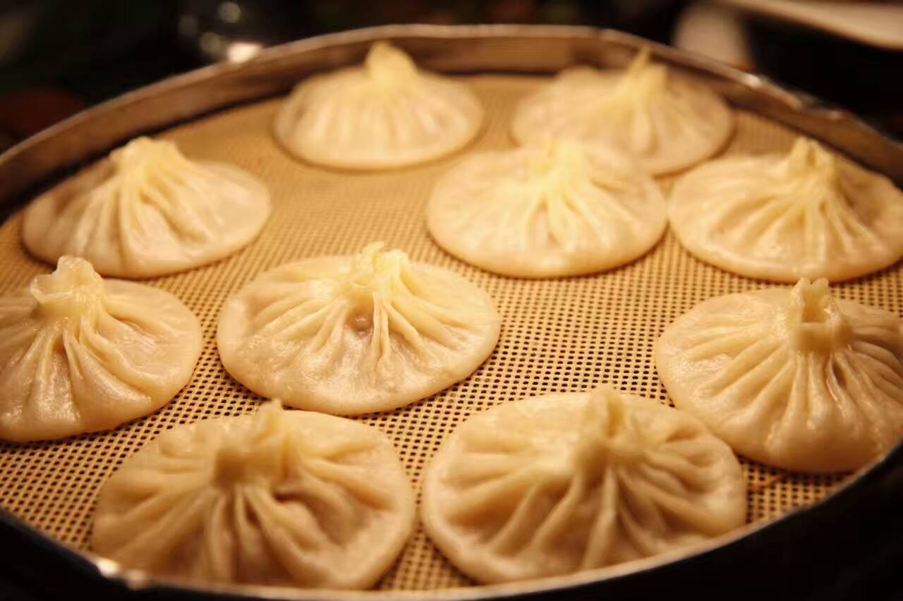 后面游记的部分就不再赘述: 名冠中外的开封灌汤小笼包,来了岂有不尝