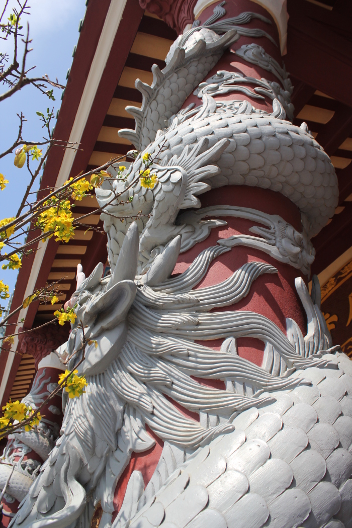 盘着中国龙的廊柱.