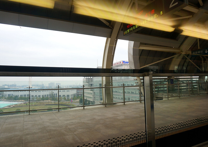 (xn15)武咸城铁动车停靠汤逊湖站.