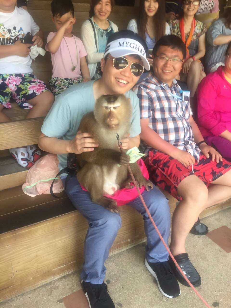 和猴儿合影,猴子伸手要钱