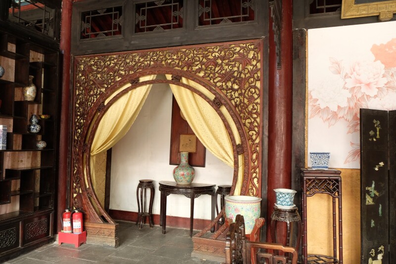 正定县荣庆堂的设施正定县在贾母院落还设了"鸳鸯抗婚展",院落旁有一