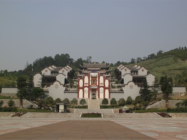 5 公里长江北岸的向家坪,又称清烈公祠,为纪念屈原而建.
