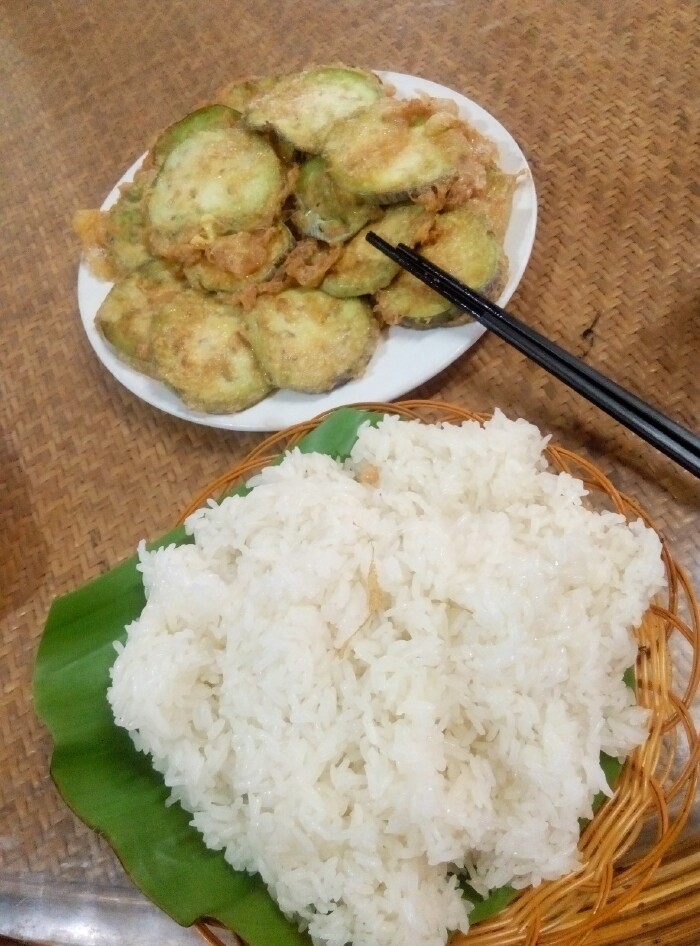 餐饮:云南滇菜普遍口味重,傣族主食米饭居然能做成酸甜口的;茄子外包