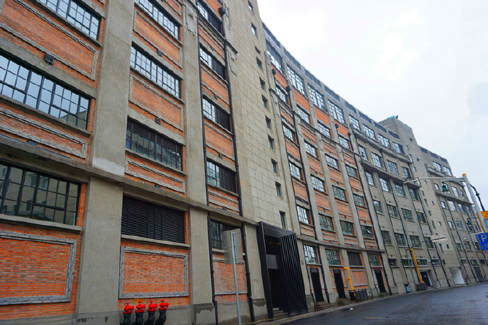 进入正门,就可以看到一张信纸的四行仓库介绍.