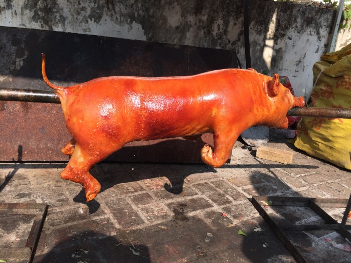 农家乐一条街的烤卤猪