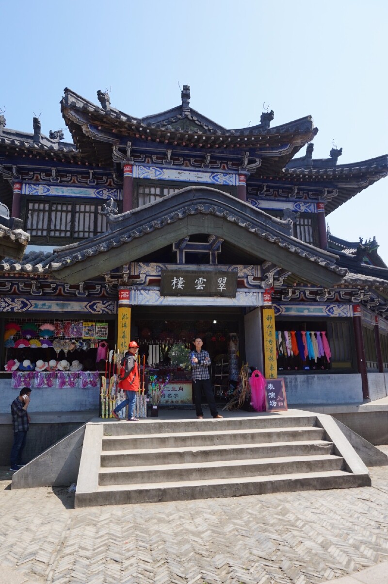 电视剧中比较有名的翠云楼,狮子楼,在水浒城景区内,都是出售商品的,有