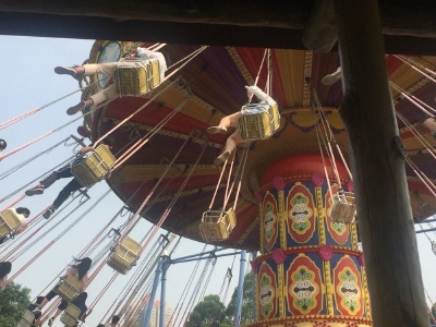 五一去的,一直在排队,没有玩几个项目,那个异度空间谜藏的,排了两小时