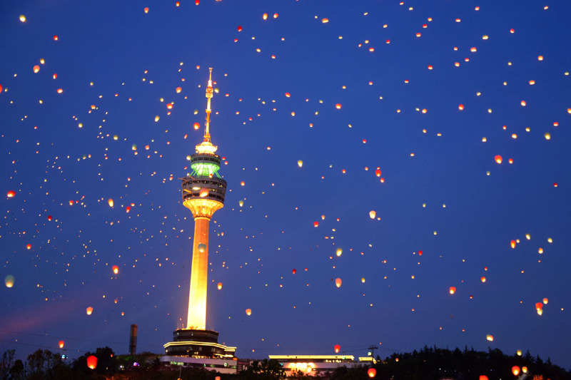 大邱夜空被燃烧的孔明灯照亮!2016燃放心愿孔明灯活动