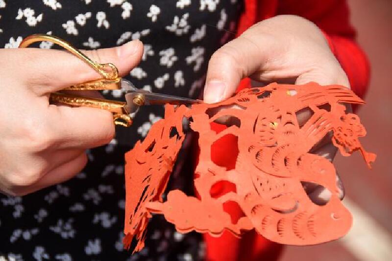 当剪纸艺术走了t型台,你关注的到底是美女还是民间艺术呢?