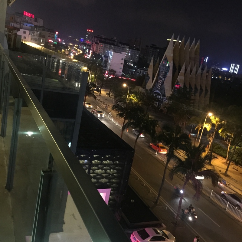 晚上站在楼顶看夜景,上海夜景,上海虹桥高铁站夜景_大山谷图库