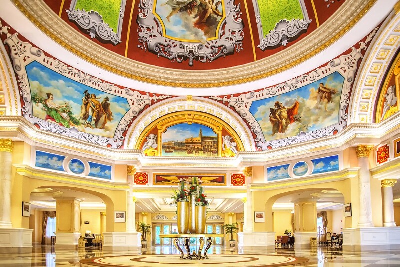 走进酒店,大堂宽敞大气,典雅的欧式装饰