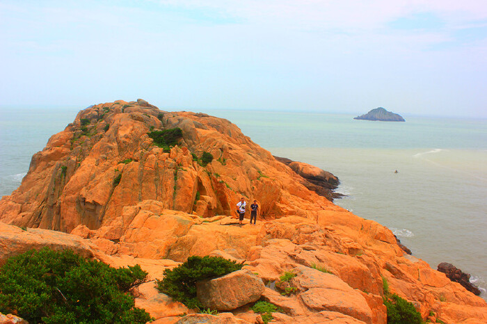 大黄龙岛位菜园镇东南12.6公里处,与泗礁山岛最近岸距4.