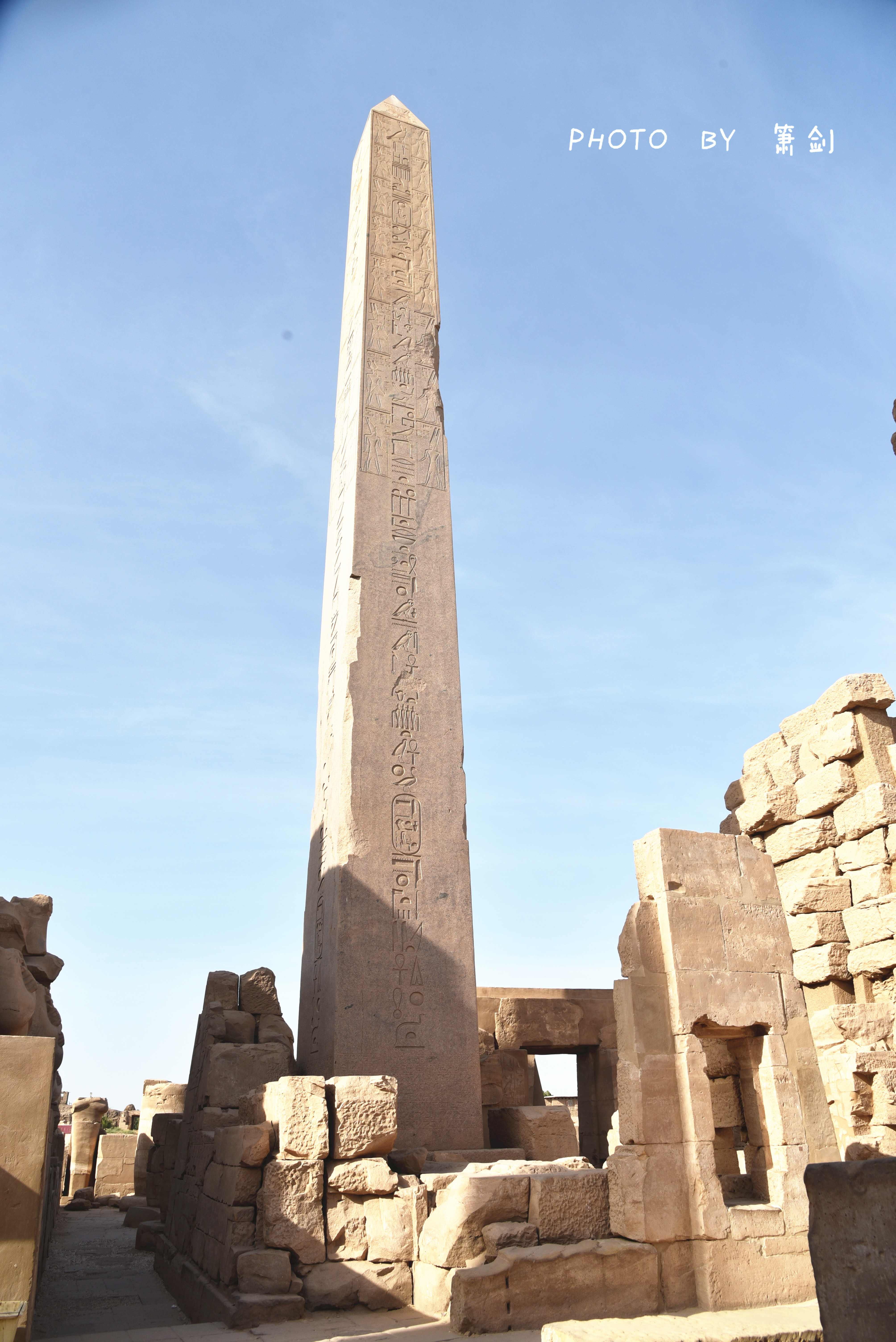 其中多数壁画都表达了同一个意思:阿蒙神和法老面对面,法老向阿蒙神敬