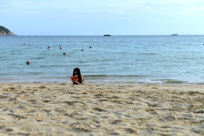 在海边穿比基尼的美少女,在安安静静的看书,很美好,这里的海真的是