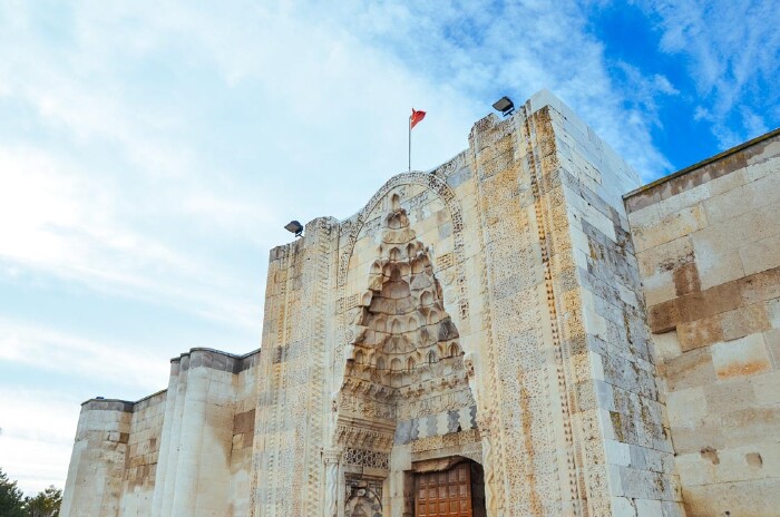 亚的路上比较著名的agzikarahan,还有阿克萨拉伊(aksaray)的sultanhan