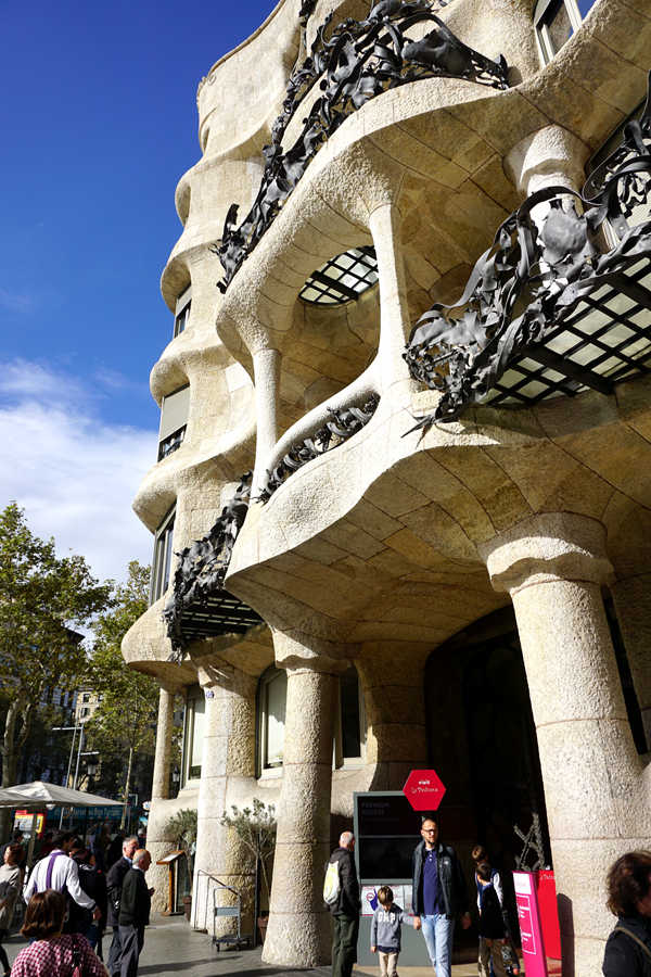 我们沿着格拉西亚大街从北向南一直走到加泰罗尼亚广场,然后转到