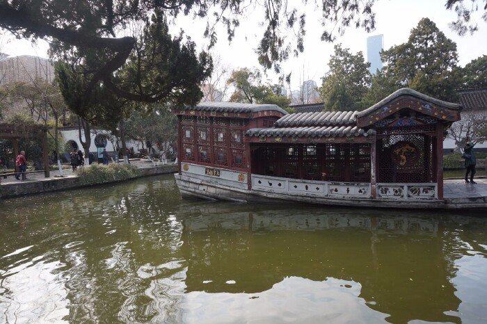 太平湖上的石舫,石舫又叫不系舟,建在一个青石平台之上.