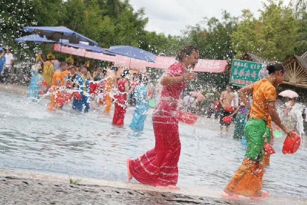 西雙版納的節日_傣族*隆重的節日_潑水節應該怎麼玩