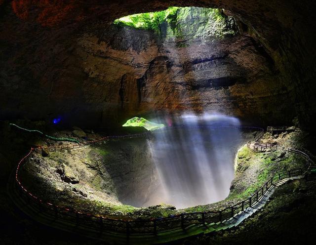 5亿年前的中二叠石灰岩中,属于曾家山重要景点之一,由于地下岩溶水
