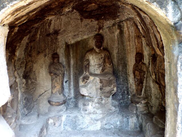 擂鼓台中洞,又名"大万伍佛洞",是一座武周时期