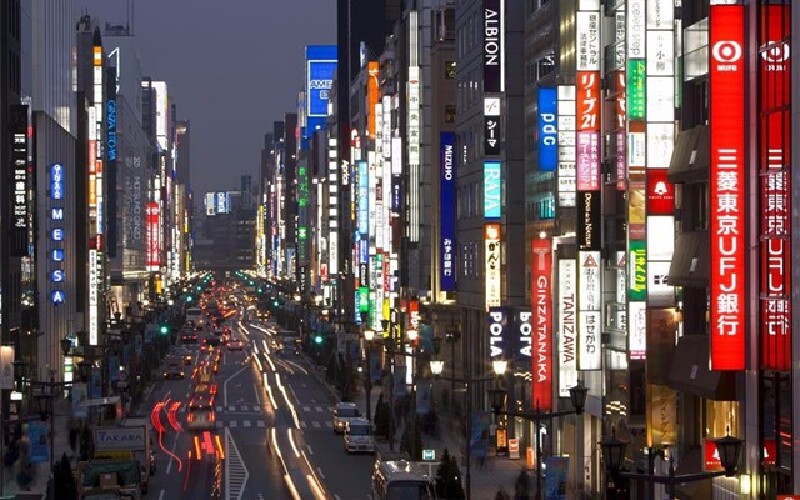 白色的佛塔,纯净的舍利,慈悲的佛像,浓厚的佛教氛围正唤呼游人的佛性