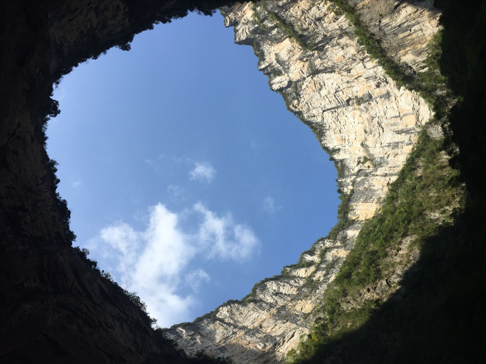 给他们拍了拍照片,观赏了一下风景以后,就往回走了,从坑底爬上去就