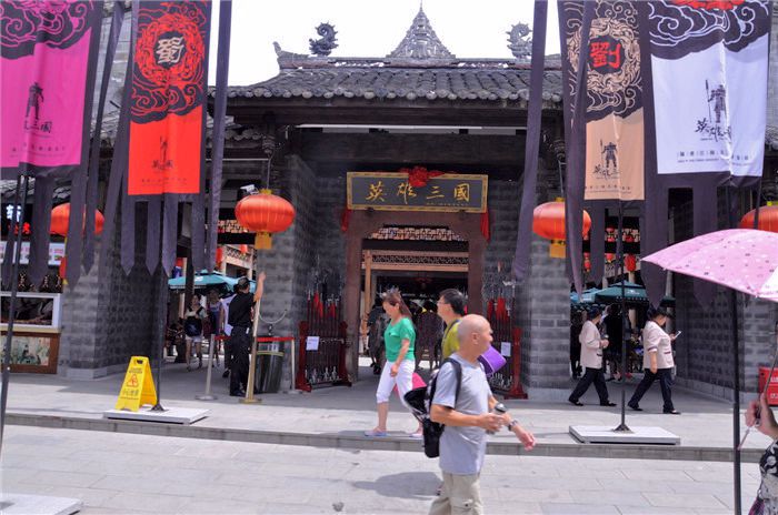 "英雄三国"是锦里三国文化体验街区,门前蜀旗高挂,将旗高悬,三国英雄