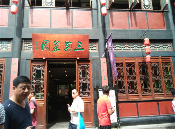 锦里服务建筑以明清建筑为形,三国文化为魂保留了汉代建筑的特点
