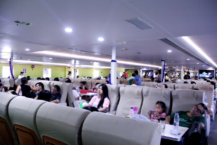 邮轮,我们去坐的是北游15号,这是普通舱票价150,在一楼,二楼是豪华舱