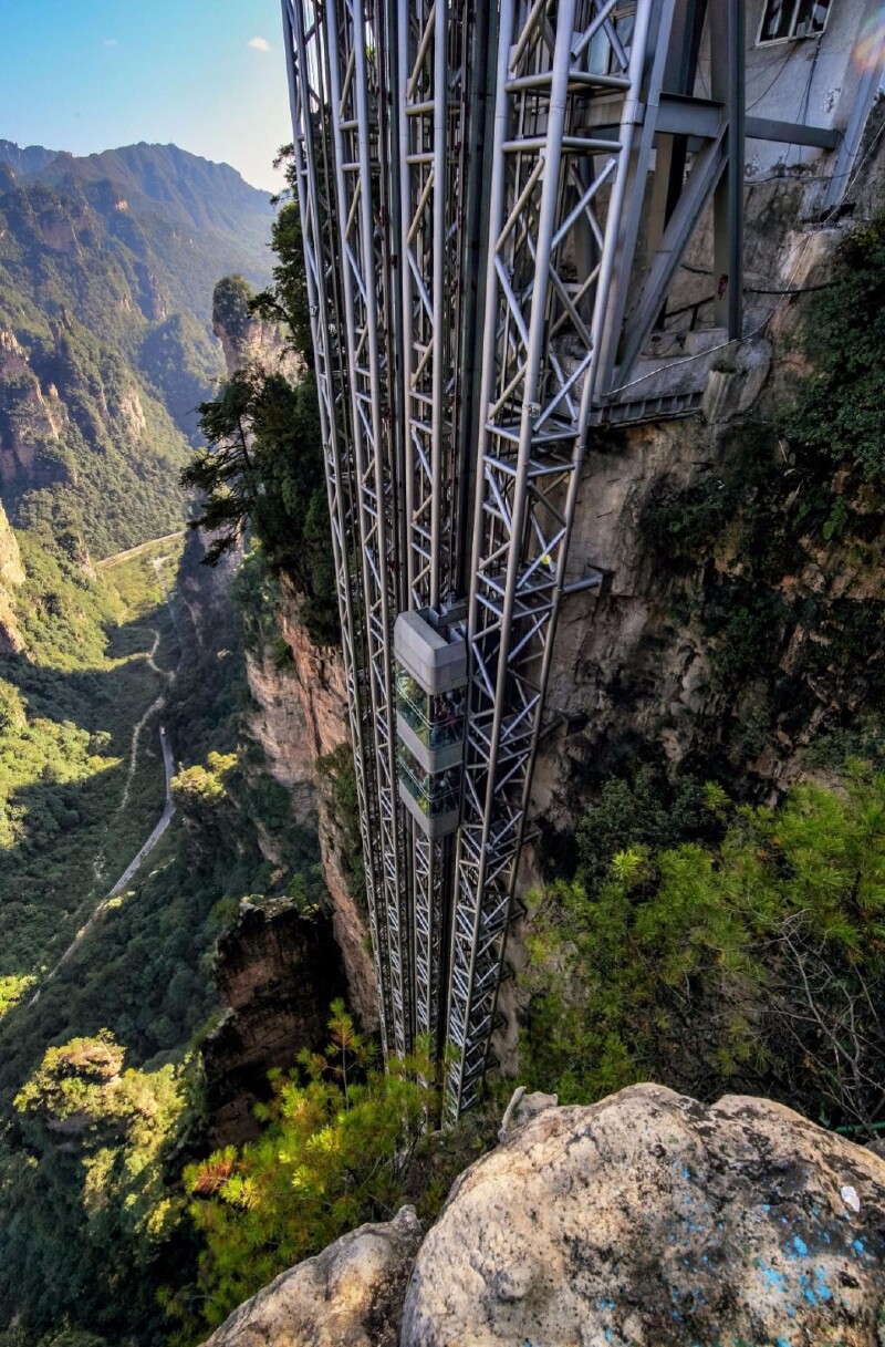 335米的百龙电梯带你穿越山水张家界