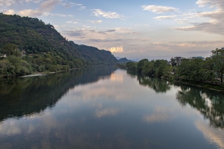 <武夷山双动4日游>畅游世界自然与文化双重遗产武夷山，观神奇的丹霞地貌，萦回秀丽的九曲溪