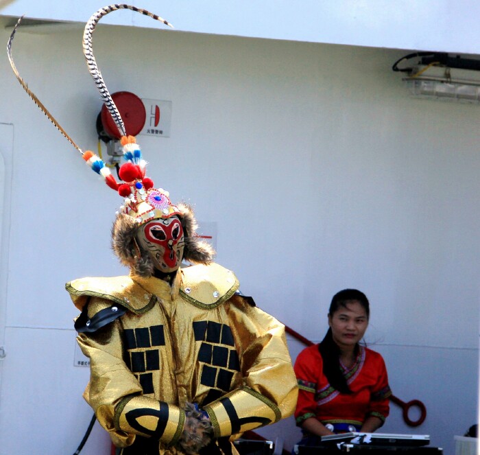 孙悟空表演,会变脸,会断头术哈哈.