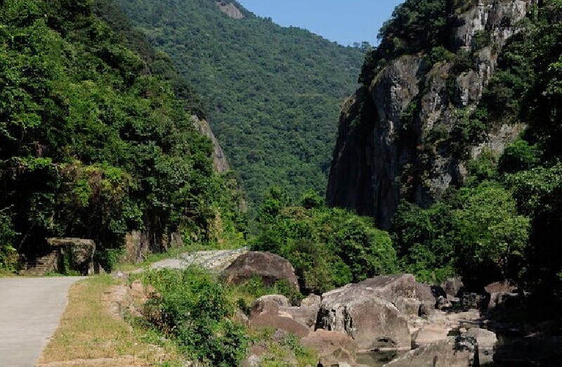 福建乐峰赤壁生态风景区位于福州市西面的永泰县境内,距福州市仅36