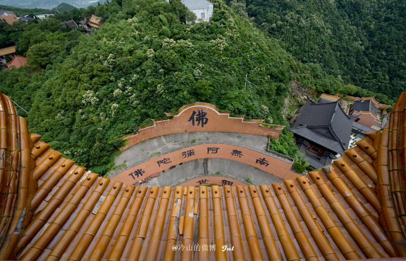 主要景点有华藏世界,茶园晓雾,玉佛宝塔,碧波亭,望海亭,超果寺