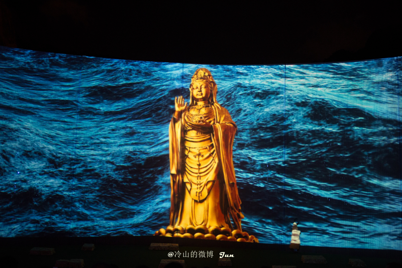 白衣居士削发,跪拜,转身之际,波澜壮阔的大海中显现了南海观世音菩萨