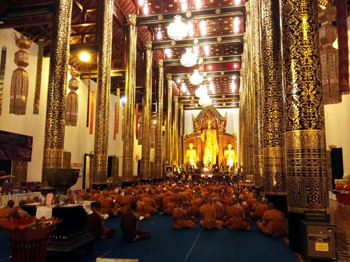 清迈寺庙诵经场面