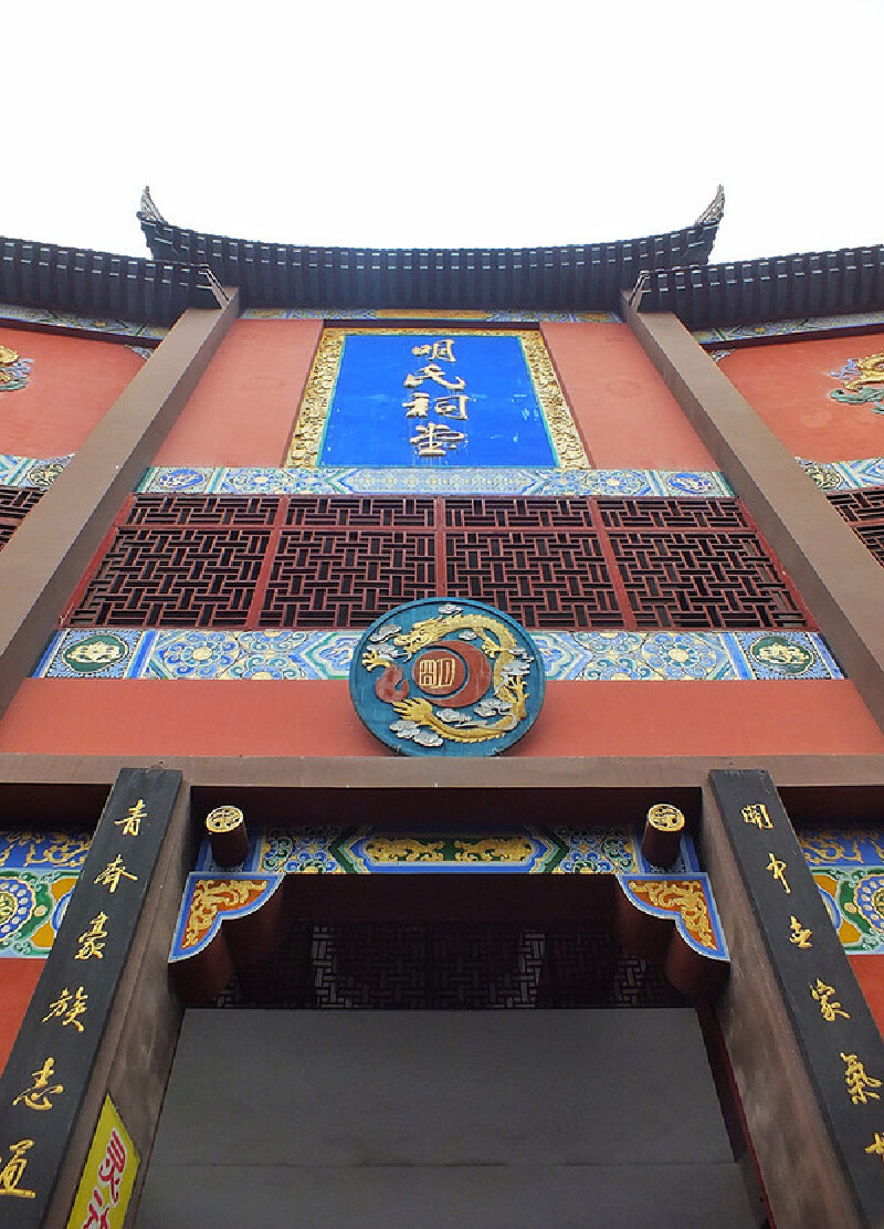 这是高大华丽保存完好的明氏祠堂,旁边是包