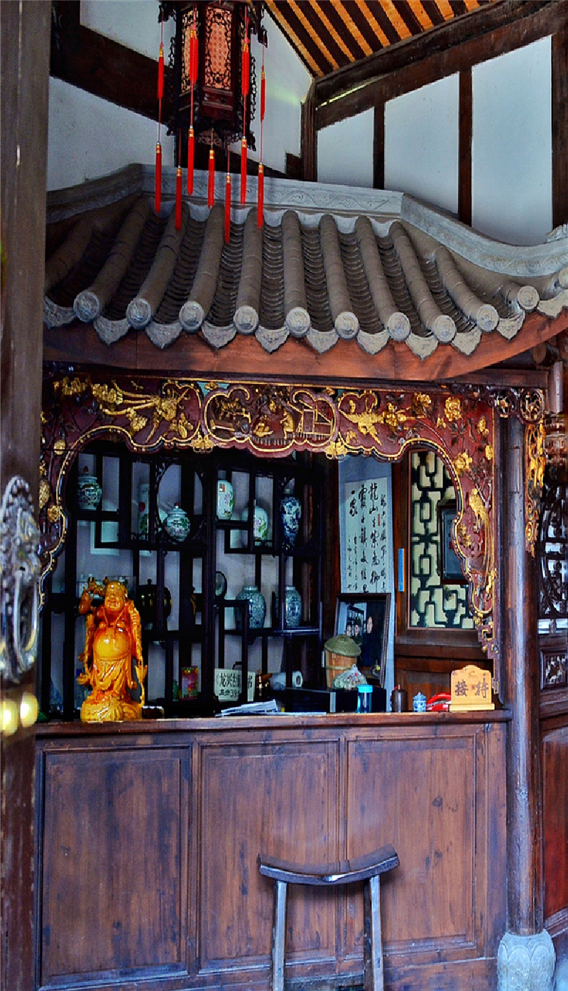 古香古色的柜台,雕花精湛,古香古色的福寿屏风,带给人更多的历史回味.