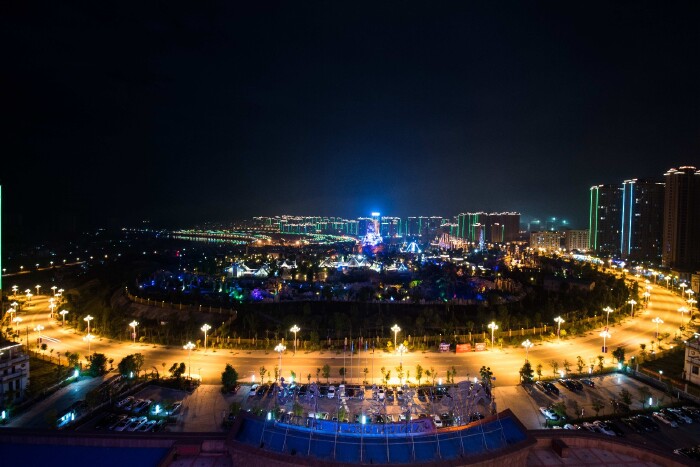 灯光下的贵安新天地五彩缤纷,愿时光的脚步,就此停住.