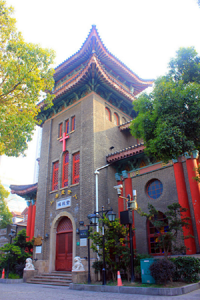 鸿德堂阳光下很美的感觉,但是每次都没有进去看看.